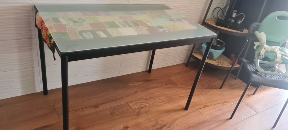 Mesa de refeições com pés de metal e tampo em vidro