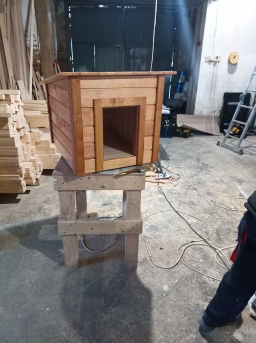 Деревʼяна будка для собак