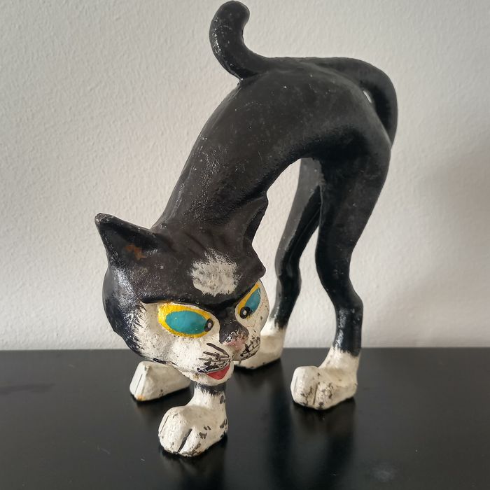 Gato em ferro fundido