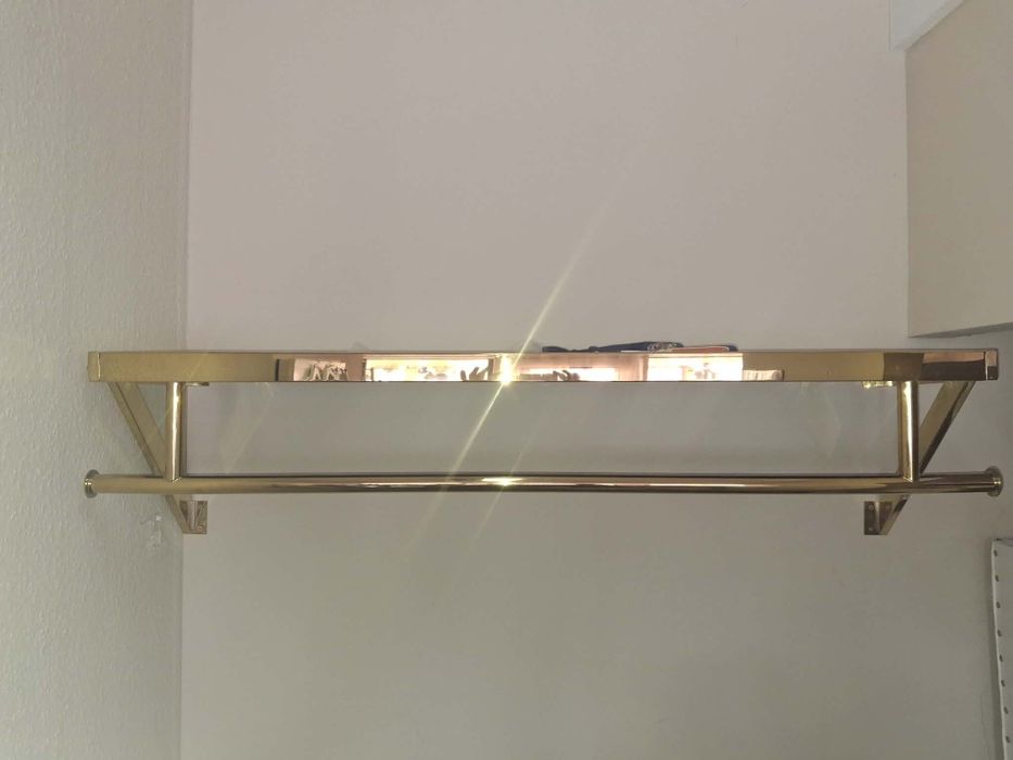 Złoty przyścienny wieszak na ubrania