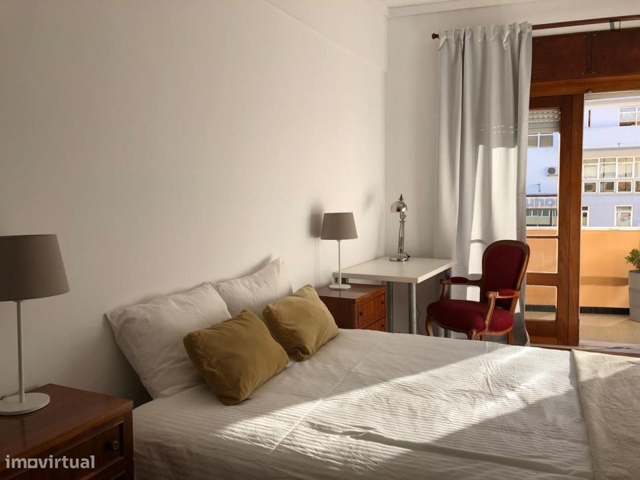 Quarto - localizado em Linda-a-Velha Lisbon