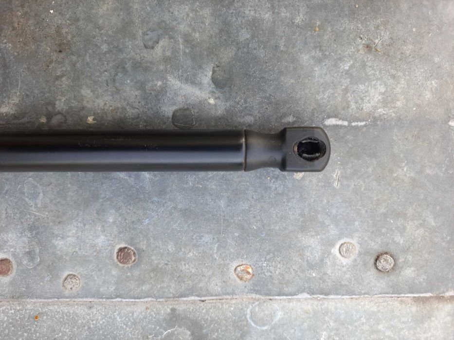 амортизатори капота