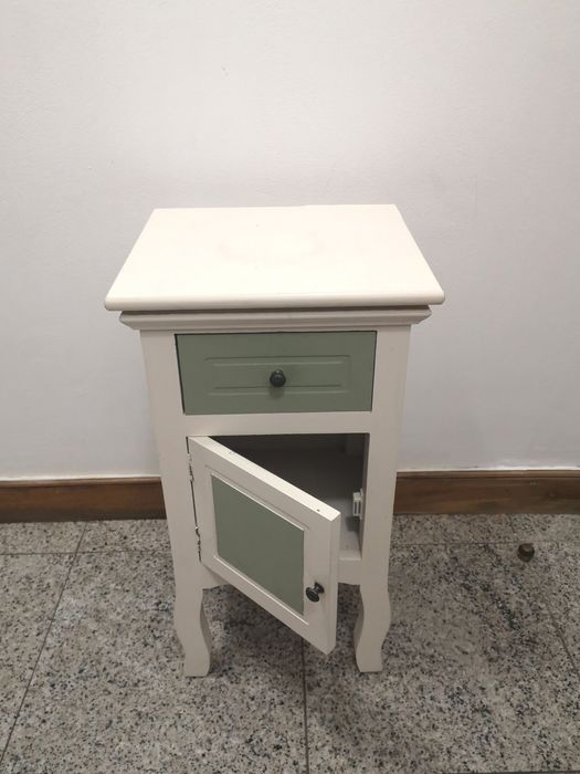Móvel de apoio:quarto, cozinha, WC... Em madeira, em bom estado.