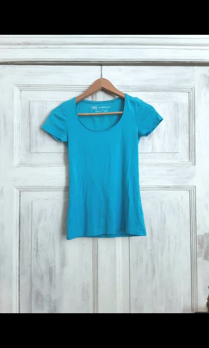 Gładka jasnoniebieska rozciągliwa koszulka z krótkim rękawem