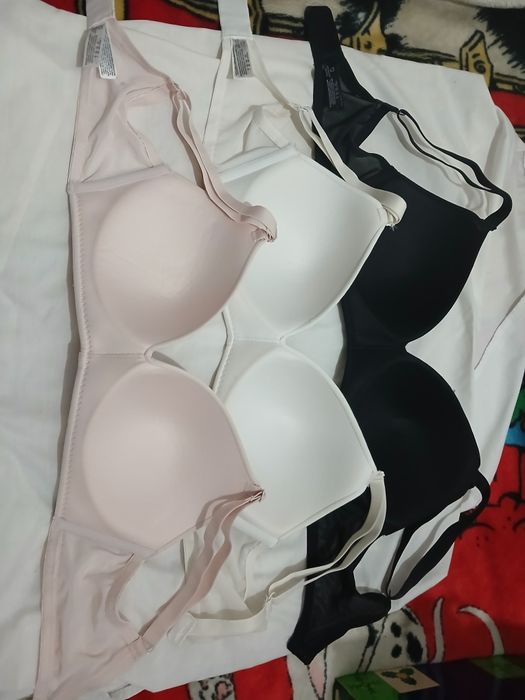 Três sutiãs 34D almofadados