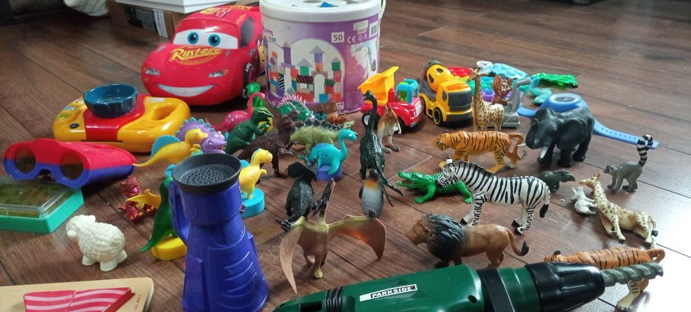 Zabawki: dinozaury i klocki drewniane