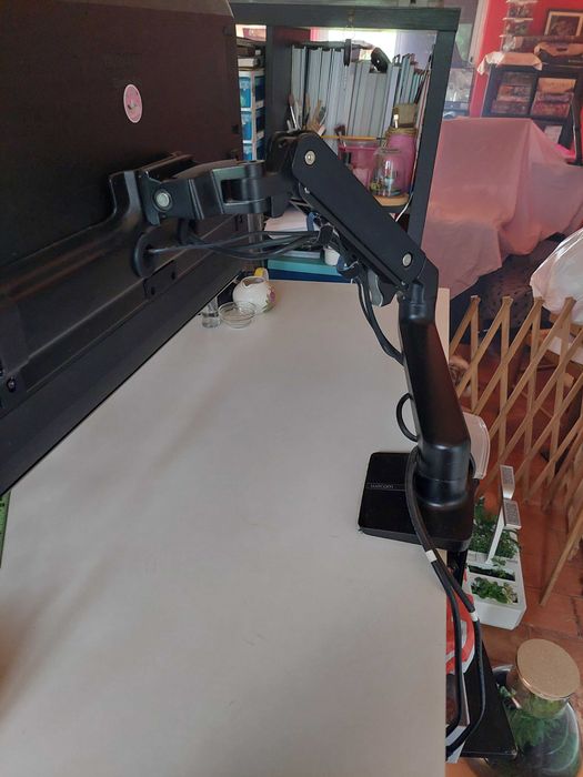 Wacom Cintiq Pro 24 Pen & Touch com suporte