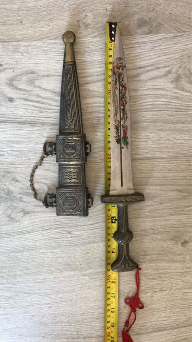 Punhal com relevo e pintura