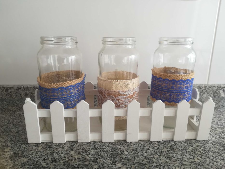 Caixa branca com frascos decorativos