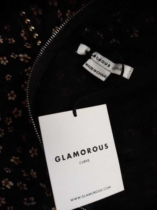 Sukienka z koronkowymi rękawami i falbany