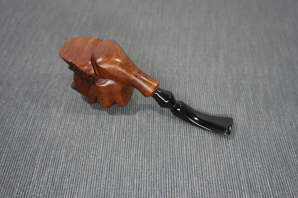 Bonito e antigo cachimbo antropomórfico Butz-Choquin, em urze (França)