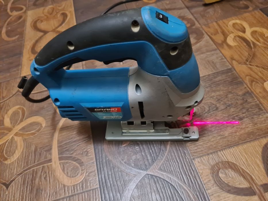 Электролобзик с лазерной линейкой и регулировкой оборотов 1050Ват.