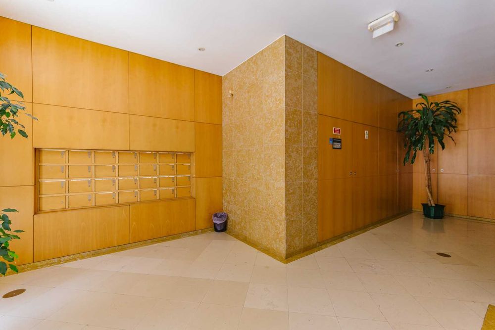 T2 Ed. Alves Redol com terraço, parqueamento e arrecadação.