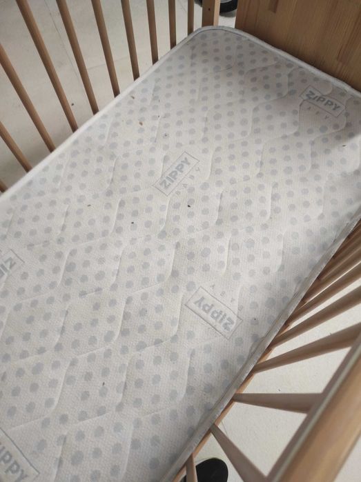 Cama para bebé em madeira pode acompanhar com colchão (+25€)
