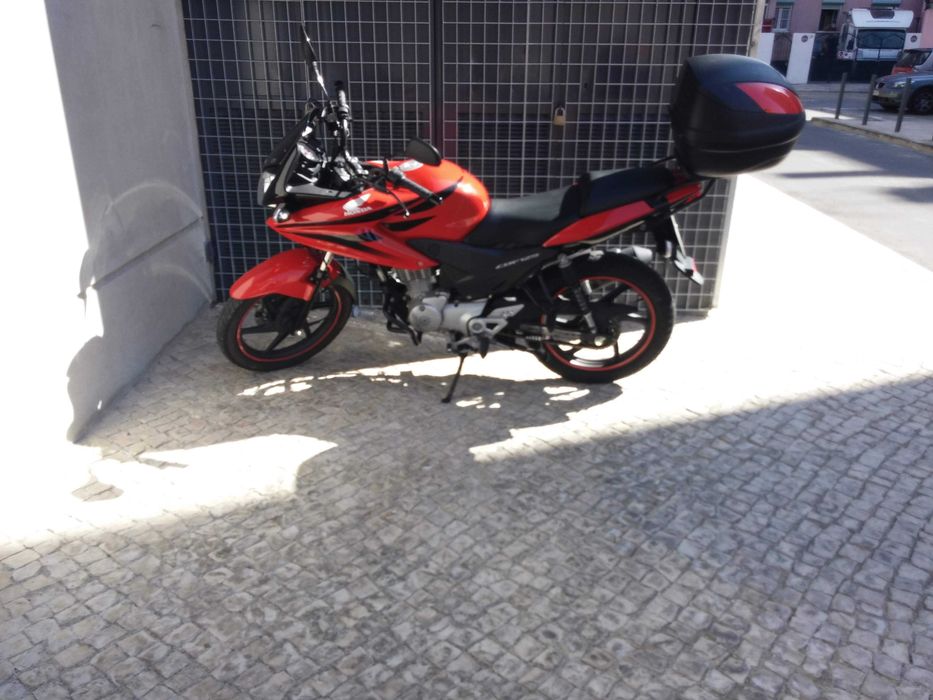 Honda CBF 125 Vermelha com Top Case - 2,35 L/100km