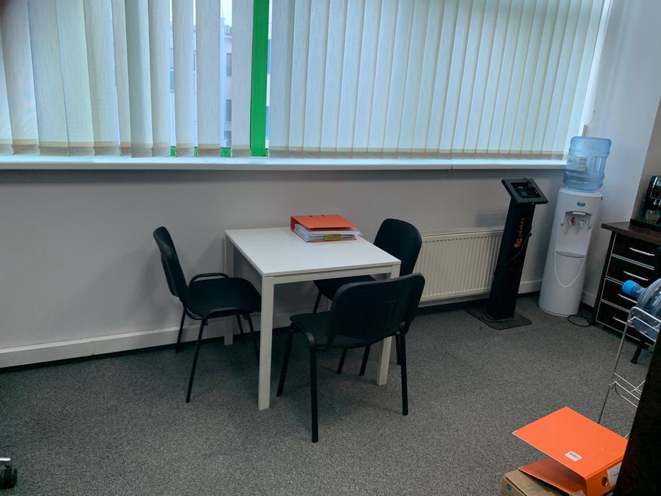 Zestaw mebli biurowych – biurka, szafy, regały, fotele – bardzo dobry