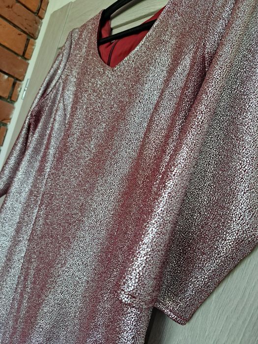 Sukienka z błyszcząca nitką