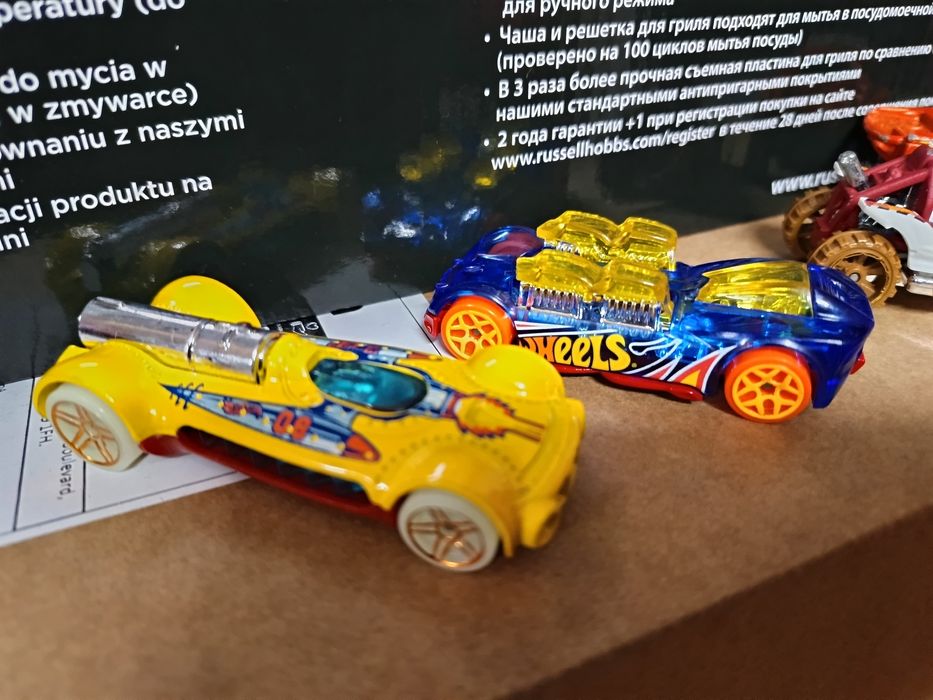 8 carrinhos HotWheels