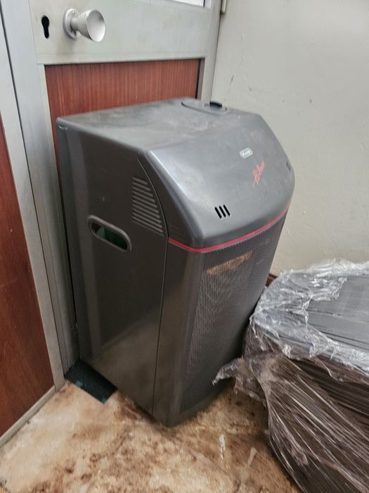 Aquecedor a gás preto