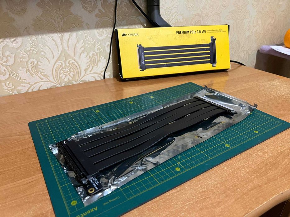 Райзер  CORSAIR Premium PCIe 3.0 x16 Extension Cable 300мм