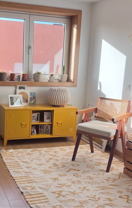 Movel amarelo em aço