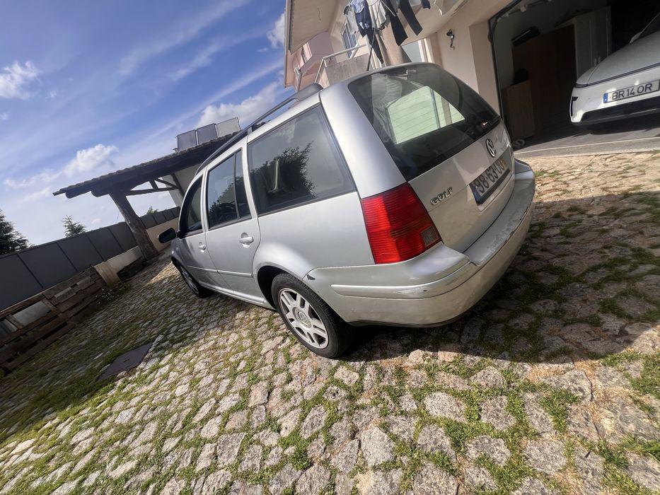 Viatura Golf carrinha de 5 lugares