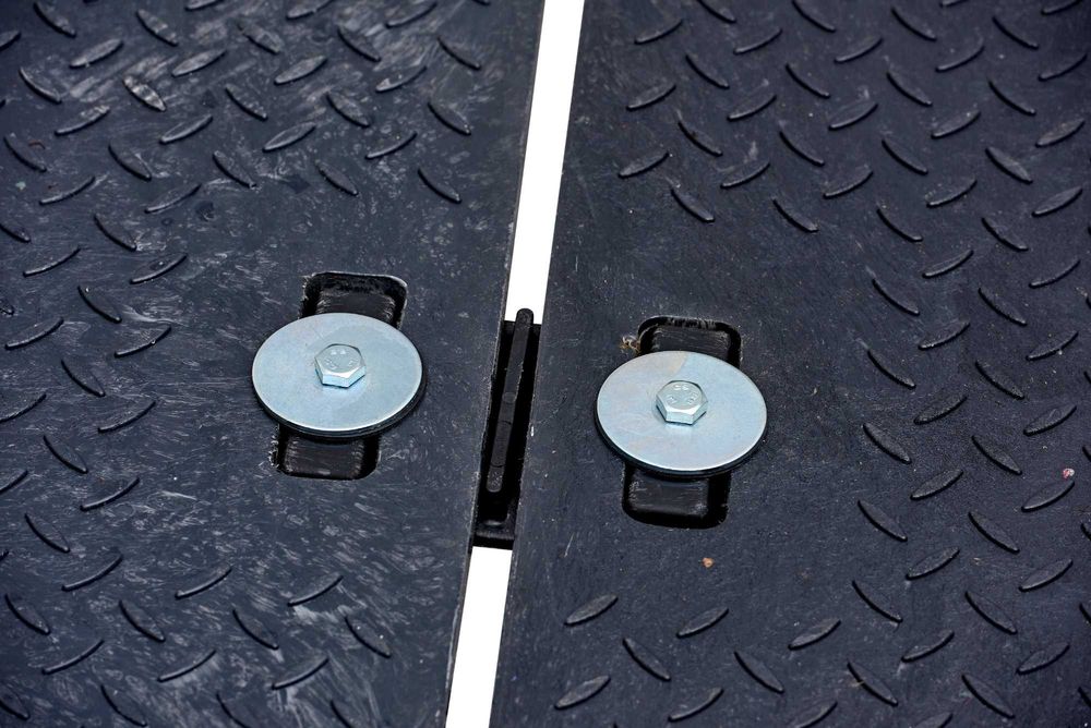 Maty zabezpieczające podłoże - idealne na drogi i chodniki