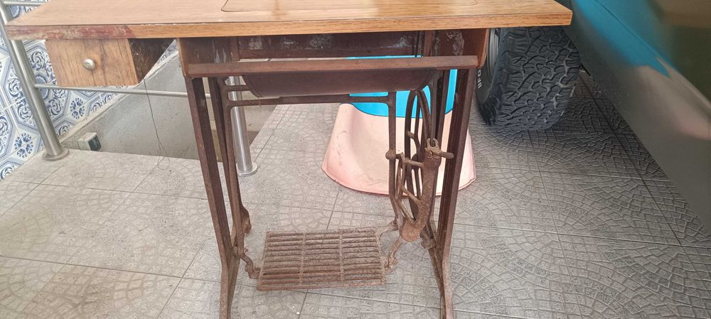 Máquina de costura Singer com móvel