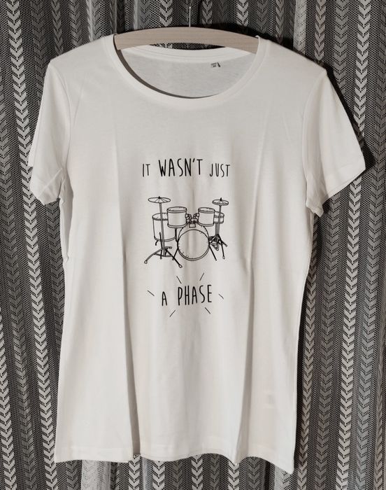 T-shirts "Não Era Apenas Uma Fase" brancas mulher II