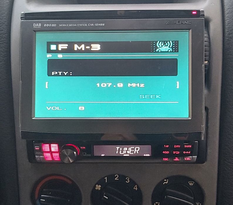 Autoradio  Alpine e leitor multimedia.