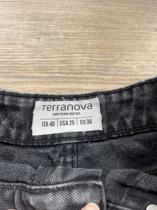 Krótkie spodenki rozm. 36 Terranova