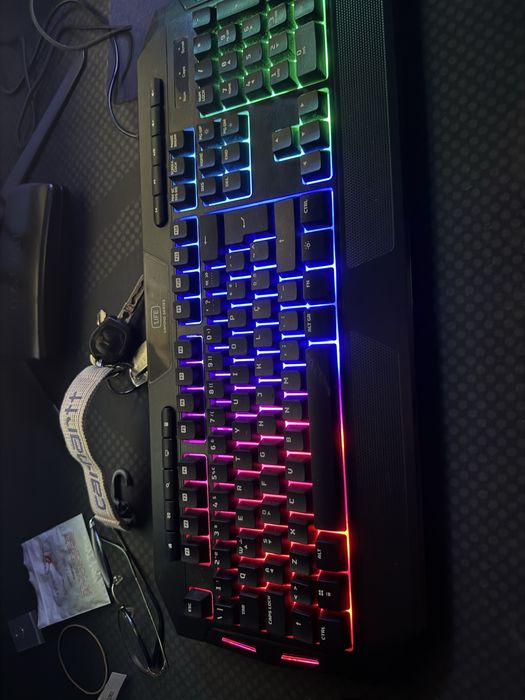 Pc gamer com monitor, teclado e rato