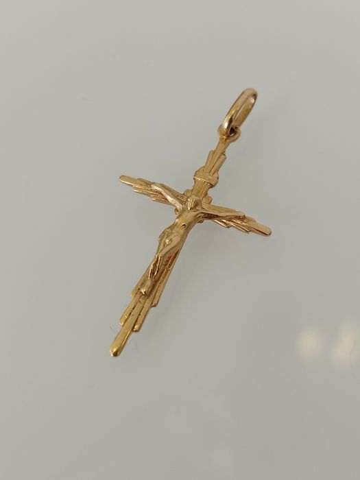 Medalha cruz em ouro de 19,2kt