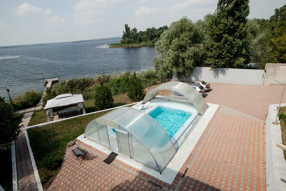 Оренда будинку на березі Дніпра з басейном.