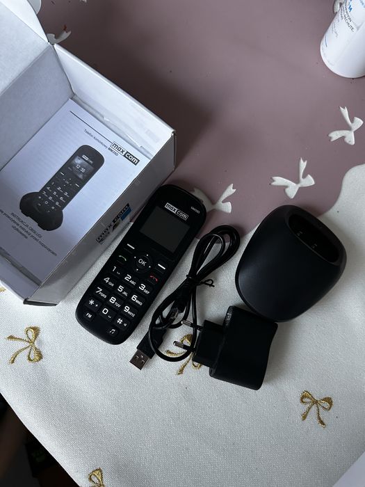 MaxCom Comfort MM35D telefon stacjonarny z bazą dla seniora lub biura z baza micro USB