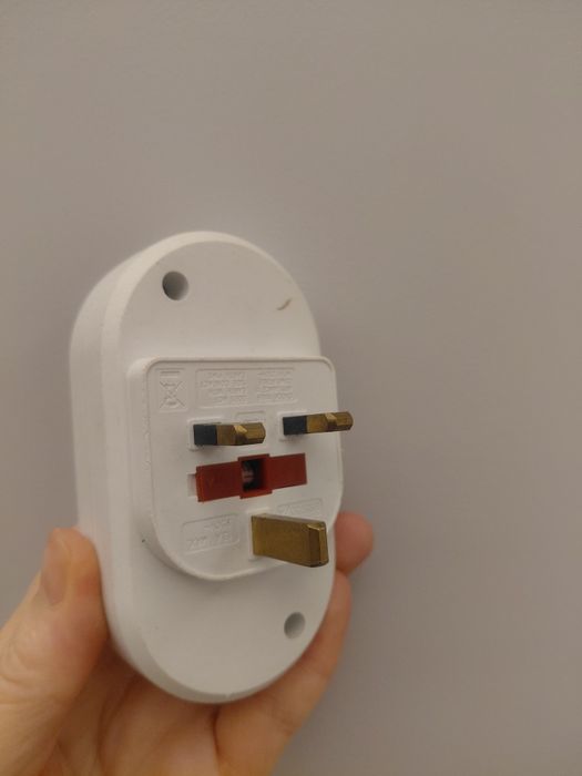 Перехідник з англійської розетки на європейську