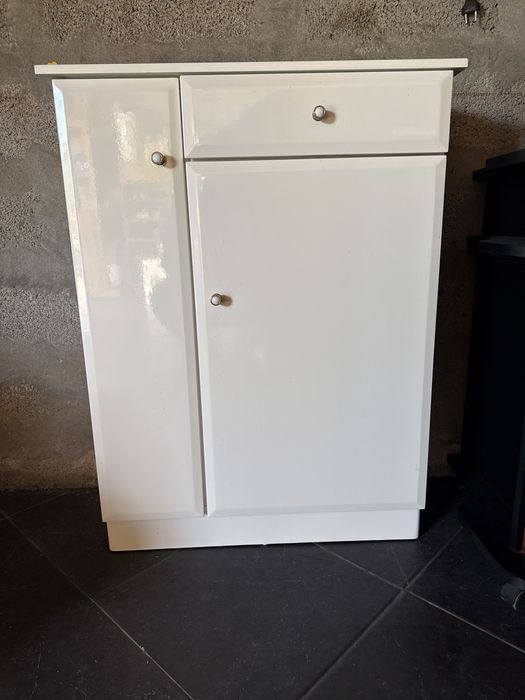 Movel de wc usado em branco