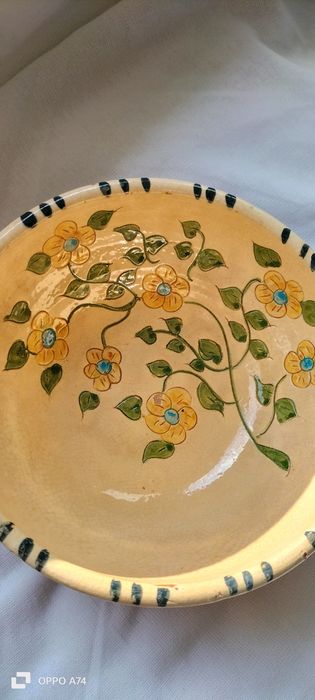 tigela ou alguidar antigo em barro vidrado, pintado à mão, típico da olaria tradicional e cerâmica popular portuguesa