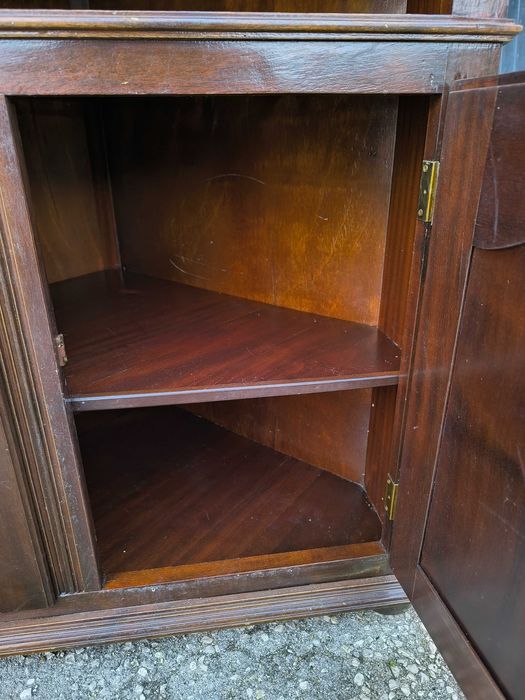 Armário de canto de madeira