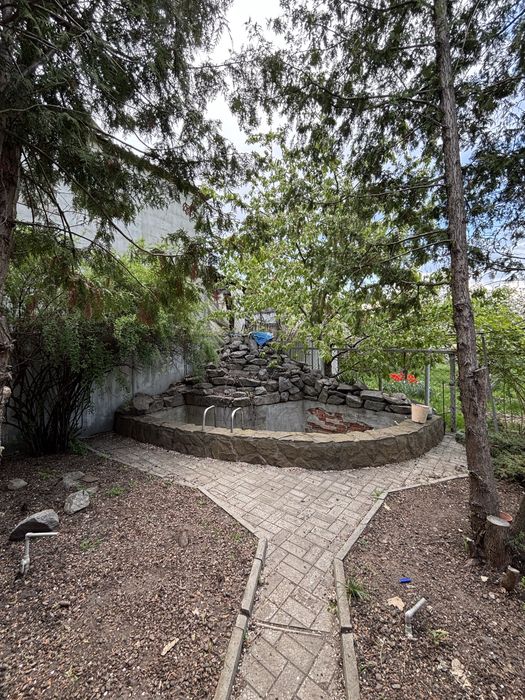 Продается хороший двухэтажный дом. Отличный район. Славянск.