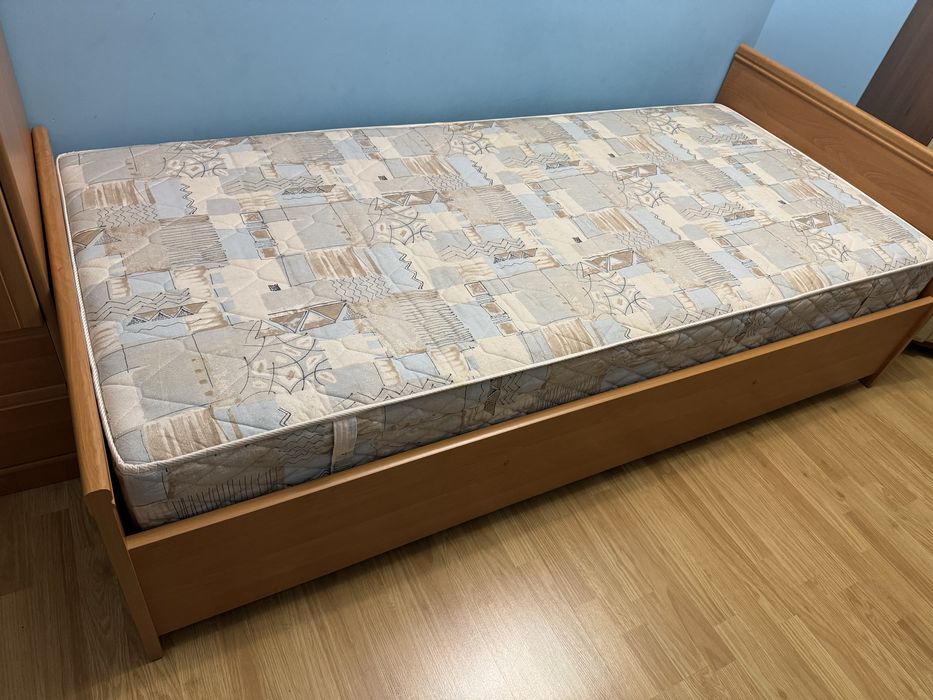 Кровать с матрасом