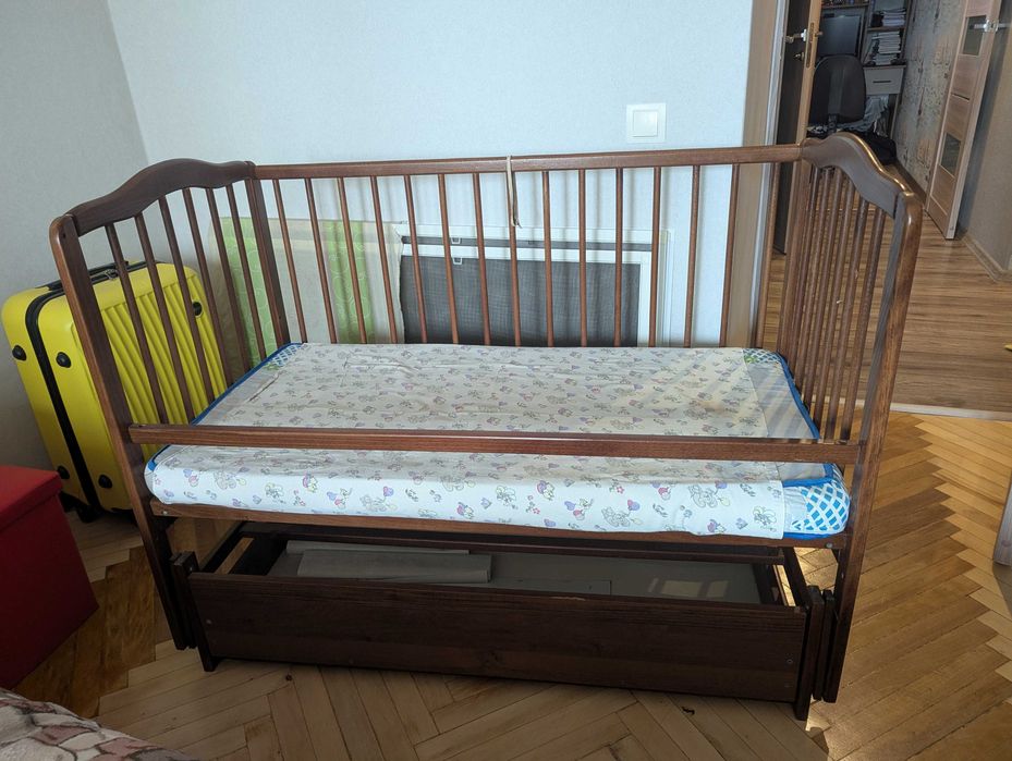 Дитяче ліжечко з матрацом постіллю і шухлядою