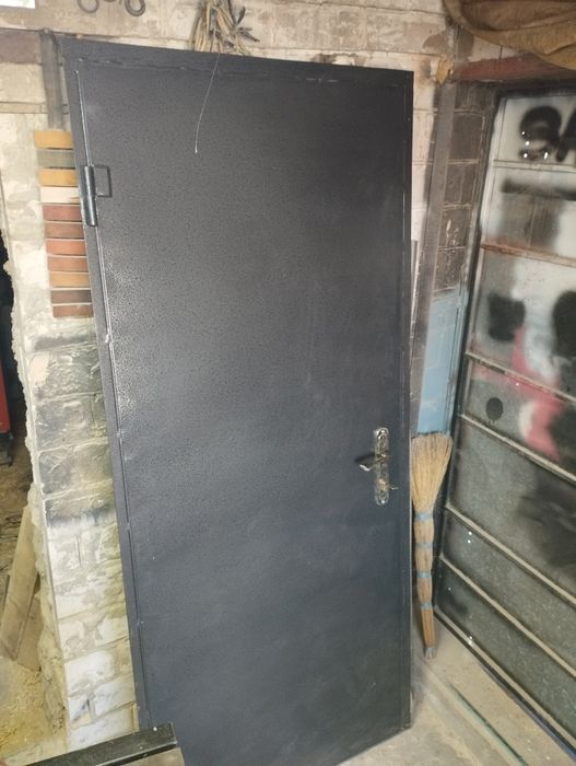 Продам металическую дверь