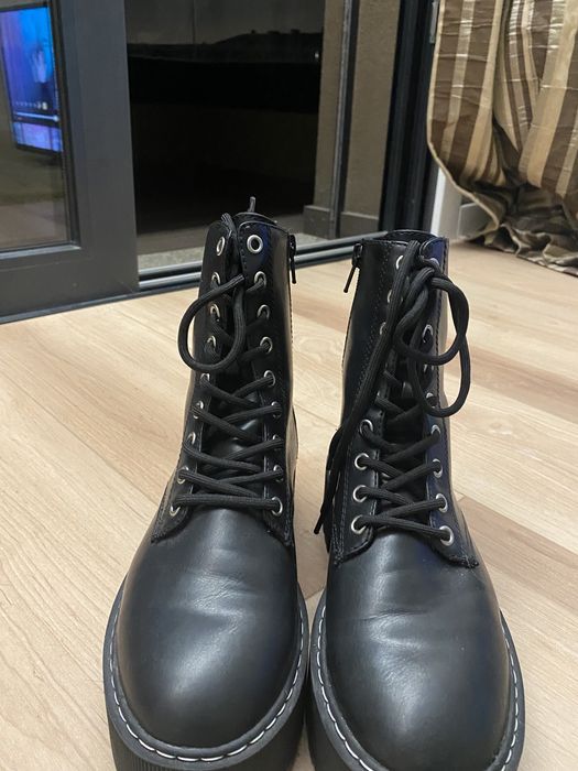 Estou vendendo minhas botas de cano alto H&M usadas.