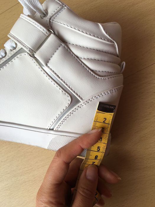 Sapatilha branca com salto interior