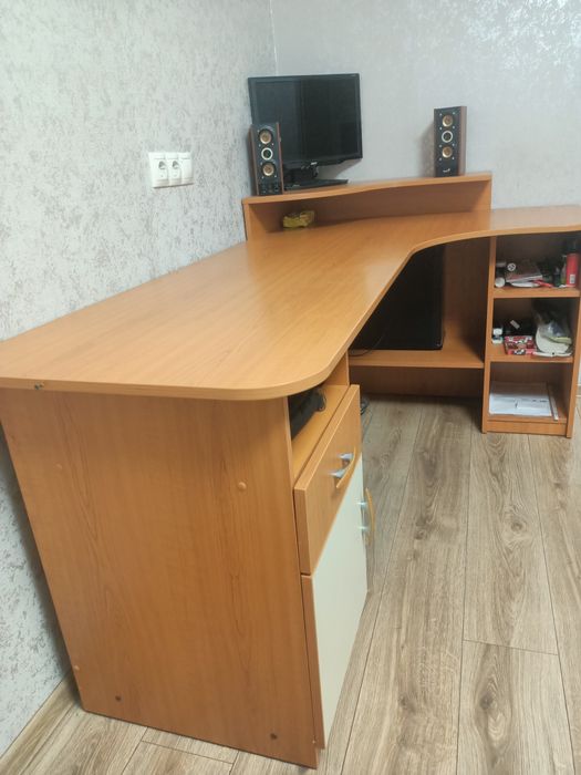 Кутовий письмовий стіл