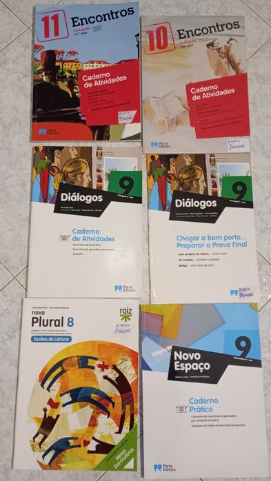Livros / manuais / cadernos de atividades escolares