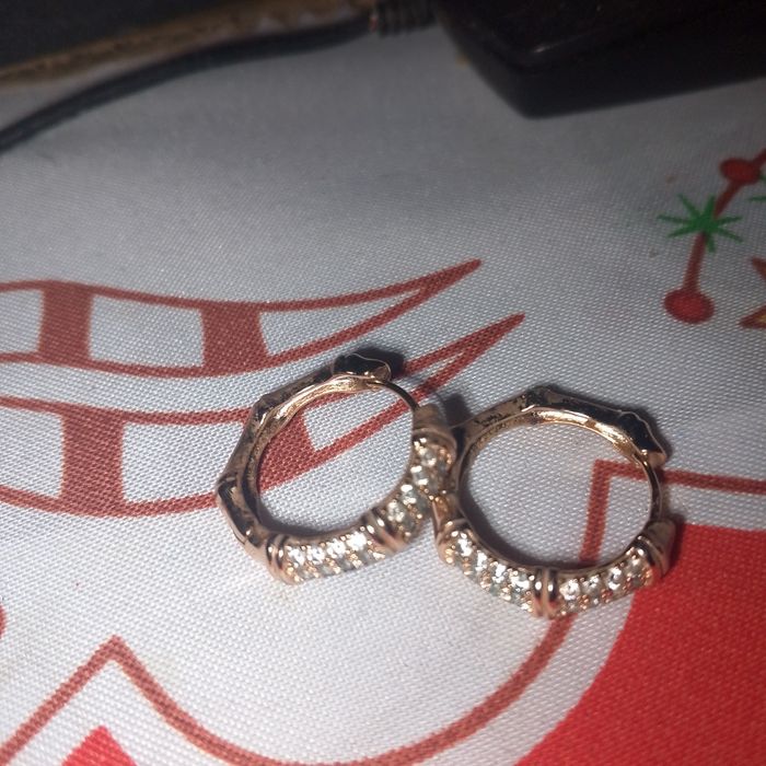 Продам дві пари сережок