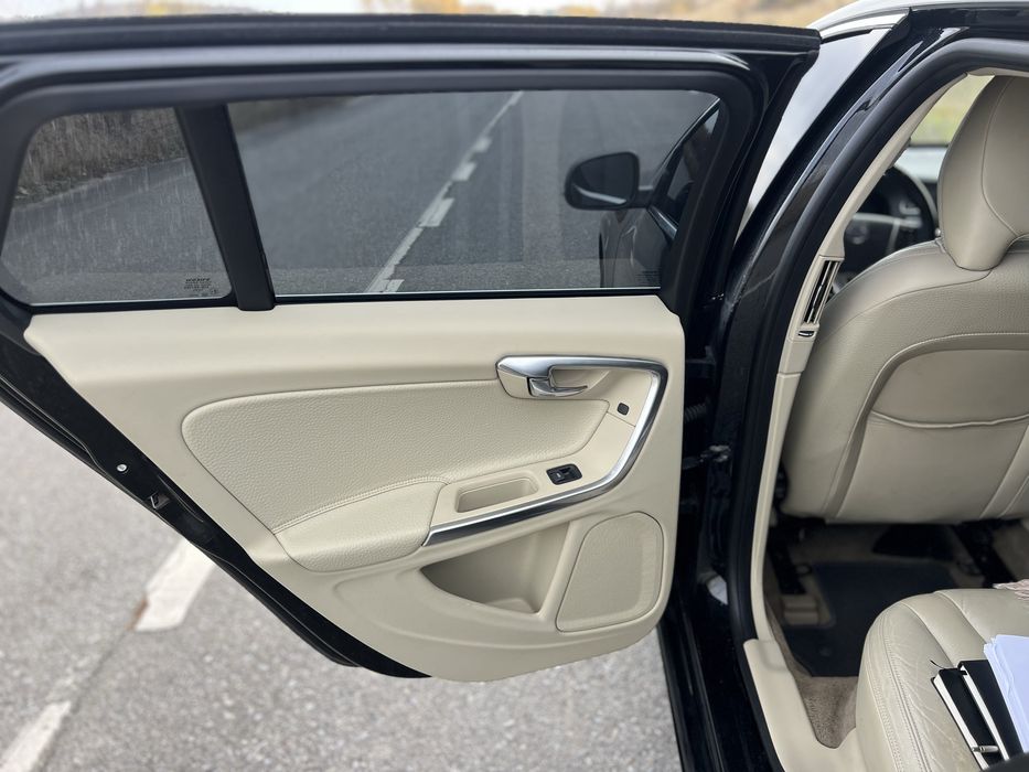 Автомобіль Volvo V60