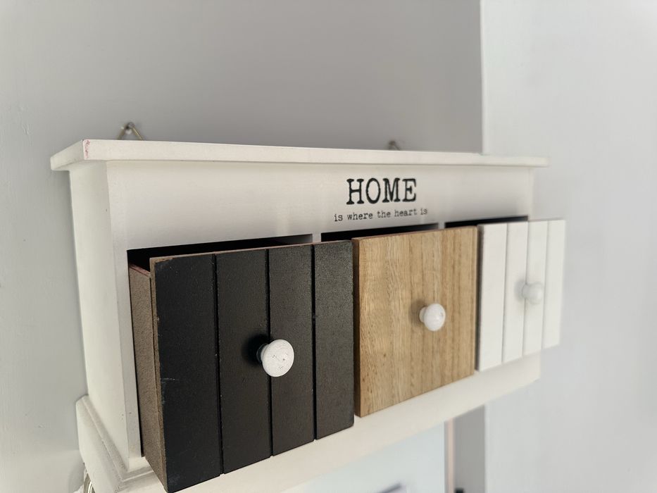 Dekoracyjna półka ścienna z szufladkami
